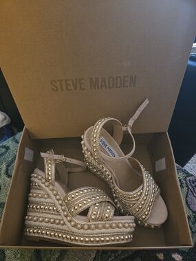 NWT Steve Madden Gold Pearl Embellished Wedge Sandals